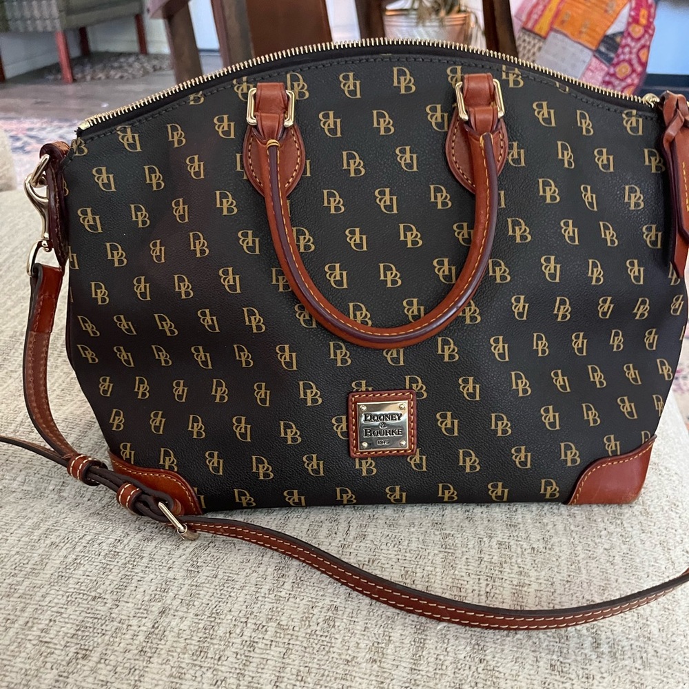 Dooney & Bourke purse. Good condition!